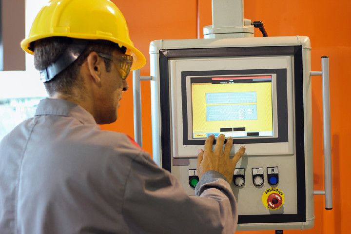 CNC és gépiforgácsoló