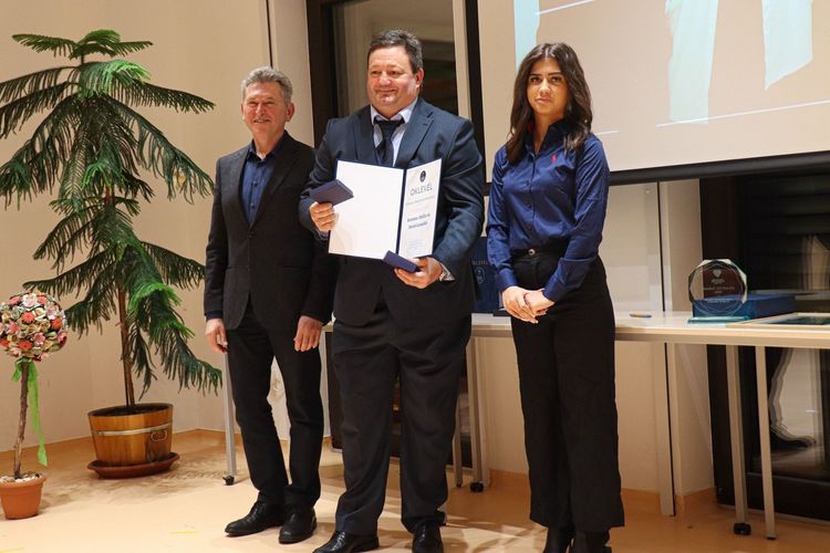 Az Iskolai Önkéntes Program Díjat Kozma Attila és festő tanulói vehették át